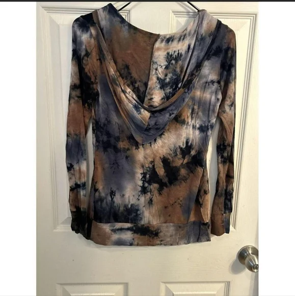 Ginger G tye dye light weight top. - Picture 3 of 5